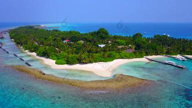 空中无人机全景田园岛海滩假期蓝色的海洋白色沙子背景